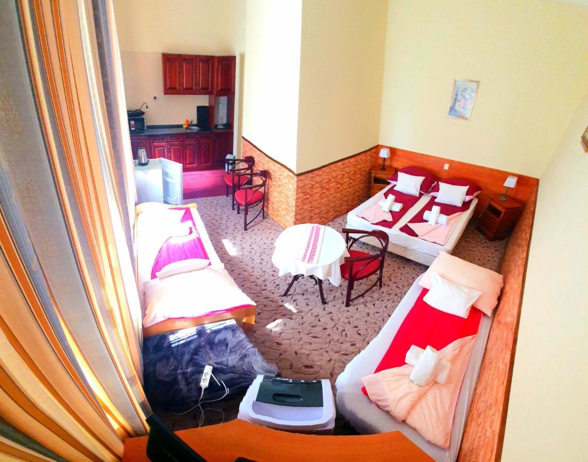 100 Eves Fogado Bed & Breakfast Szatymaz Exterior photo