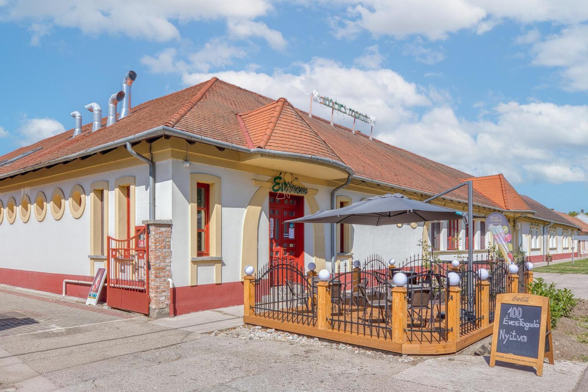 100 Eves Fogado Bed & Breakfast Szatymaz Exterior photo