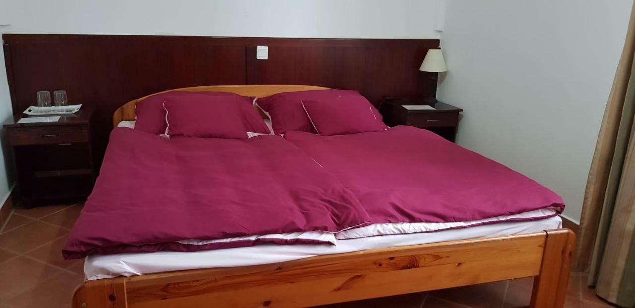 100 Eves Fogado Bed & Breakfast Szatymaz Exterior photo